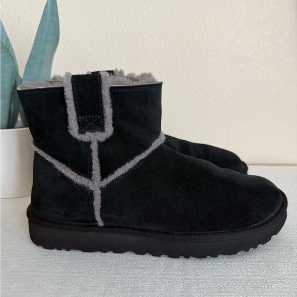 UGG Black Suede Gray Fur Lining/Trim Ankle Boots - Picture 4 of 13